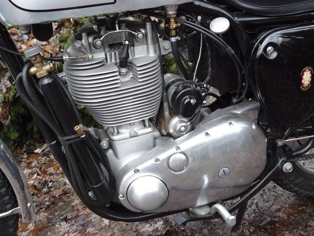 Il motore della BSA Gold Star 500 visto dal lato della trasmissione primaria. Questo monocilindrico aveva un alesaggio di 85 mm e una corsa di 88 mm. Il cilindro in lega di alluminio aveva la canna riportata in ghisa