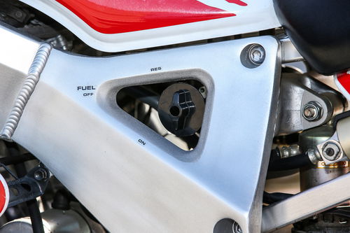 Il rubinetto della benzina: altro dettaglio dimenticato sulle moto moderne