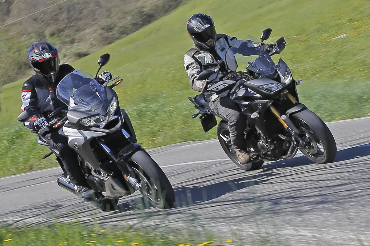 Honda Crossrunner vs Yamaha Tracer   (2)