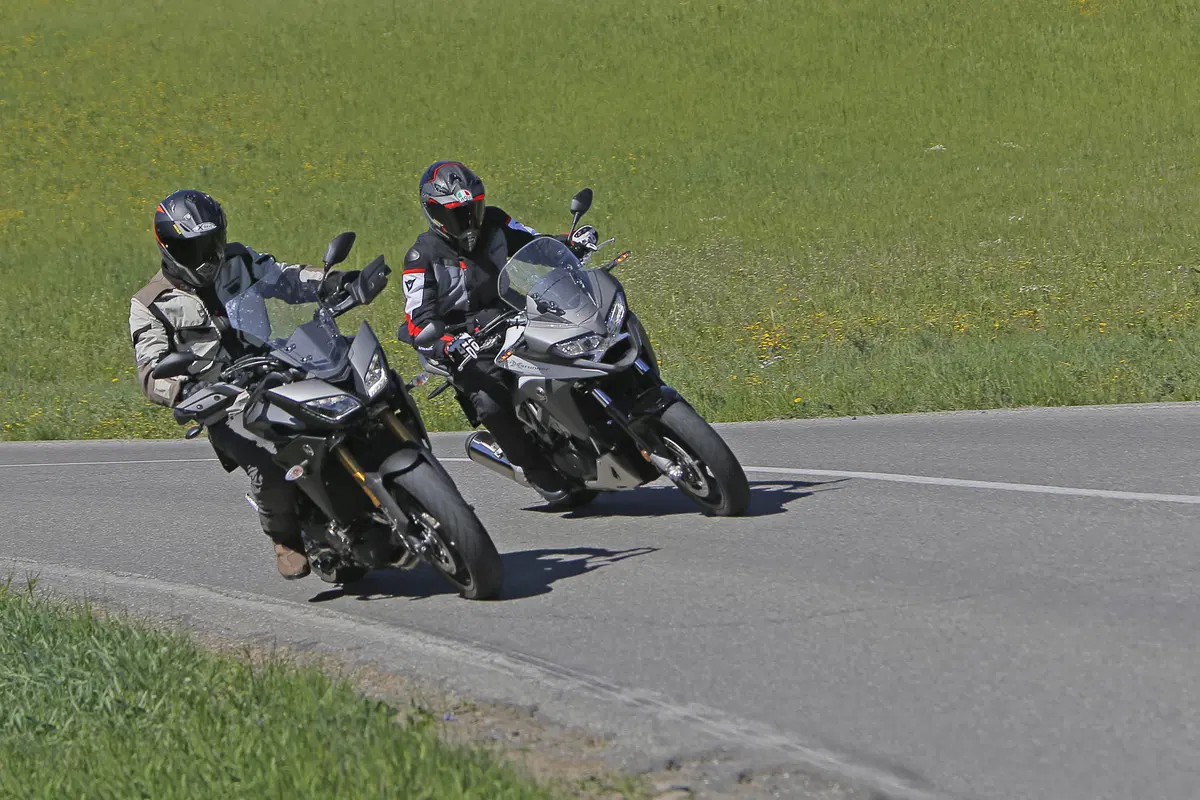 Honda Crossrunner vs Yamaha Tracer   (3)