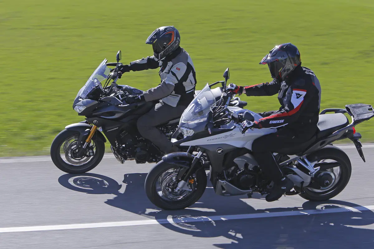 Honda Crossrunner vs Yamaha Tracer   (4)