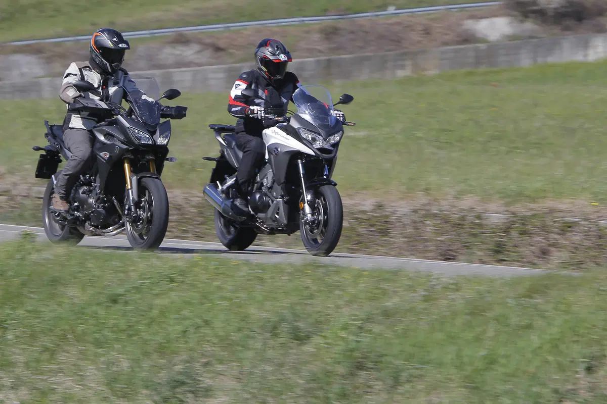 Honda Crossrunner vs Yamaha Tracer   (5)