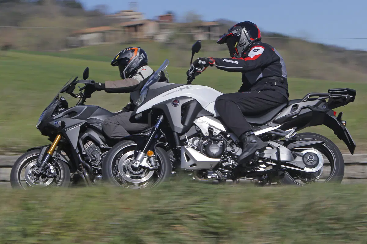 Honda Crossrunner vs Yamaha Tracer   (6)