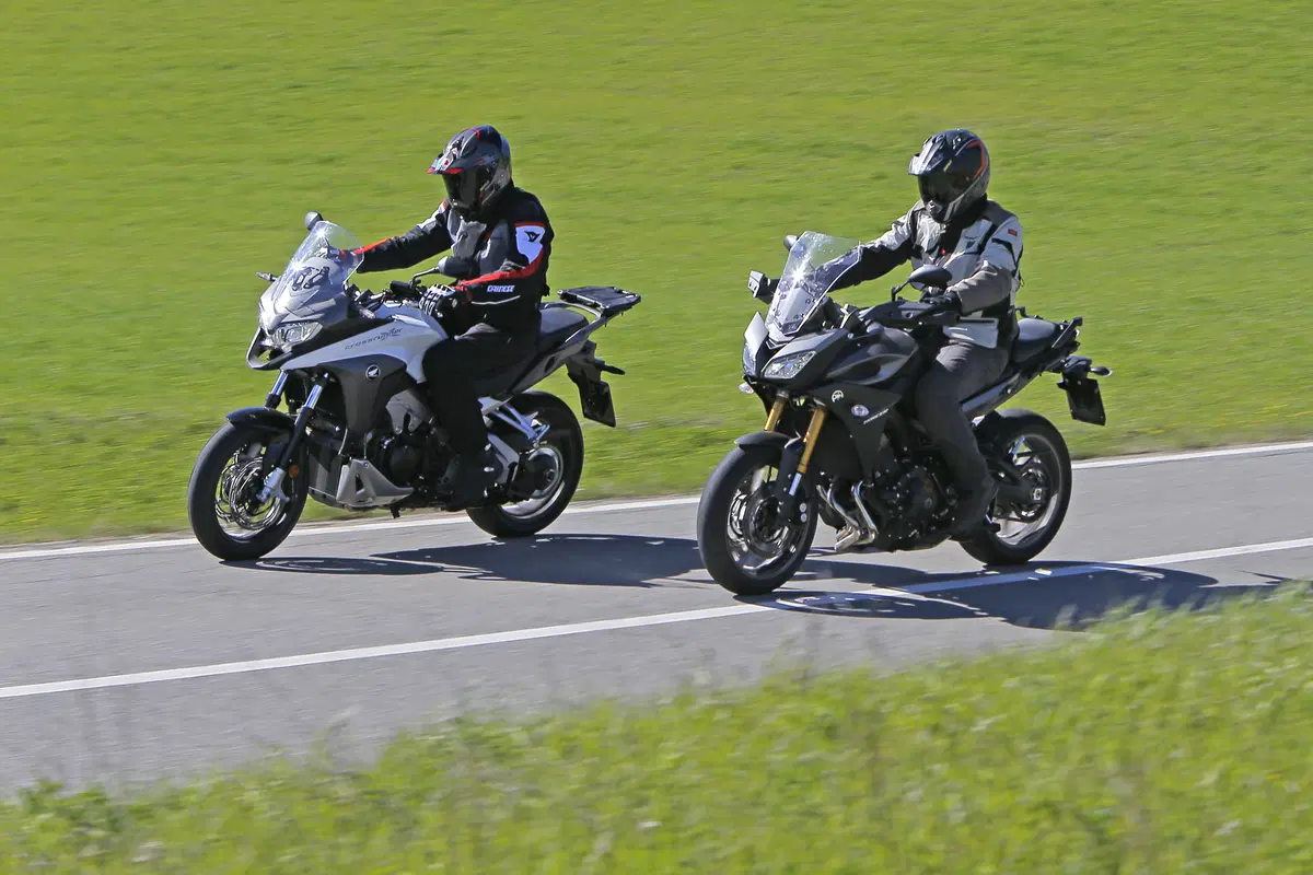 Honda Crossrunner vs Yamaha Tracer   (7)