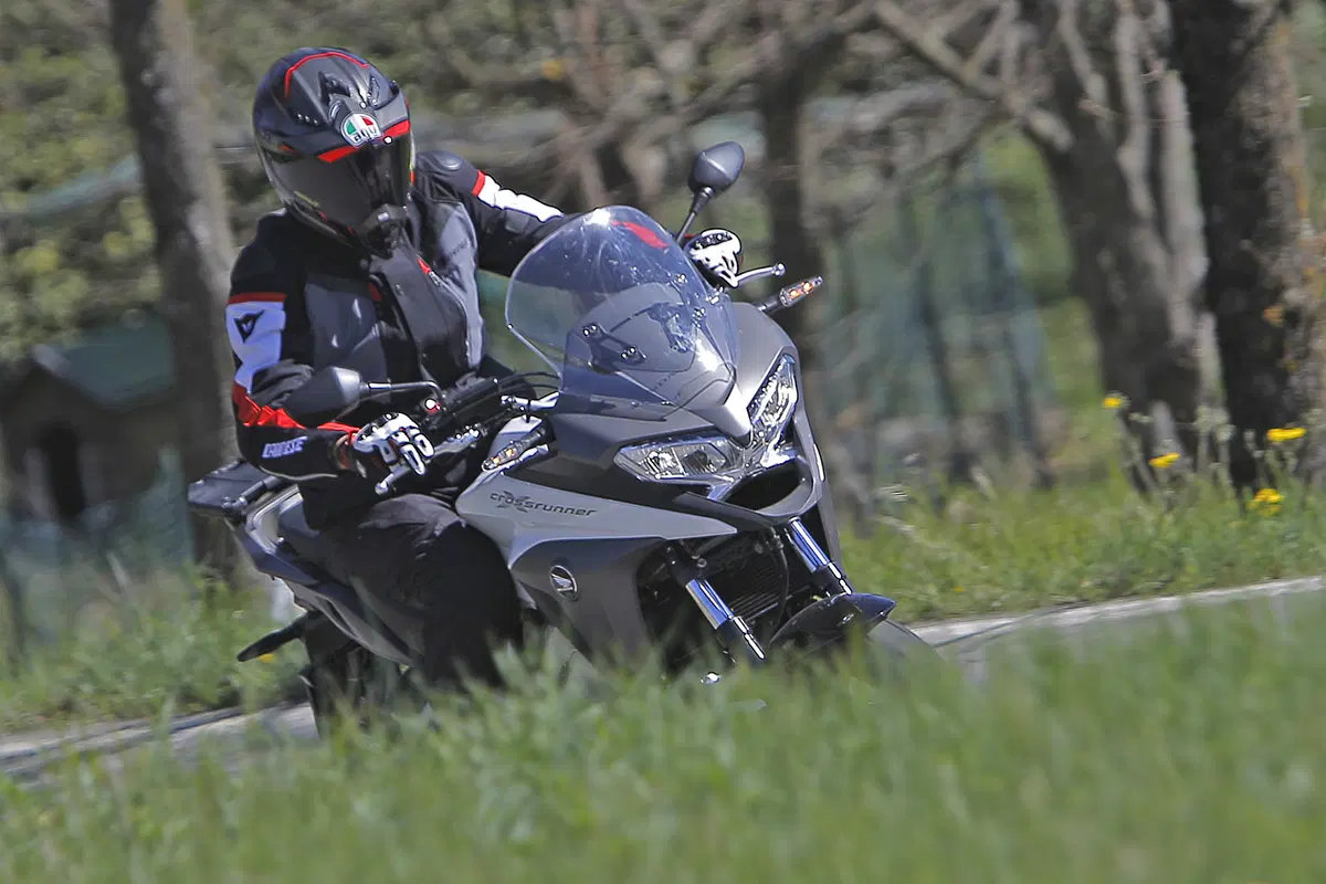 Honda Crossrunner vs Yamaha Tracer   (11)