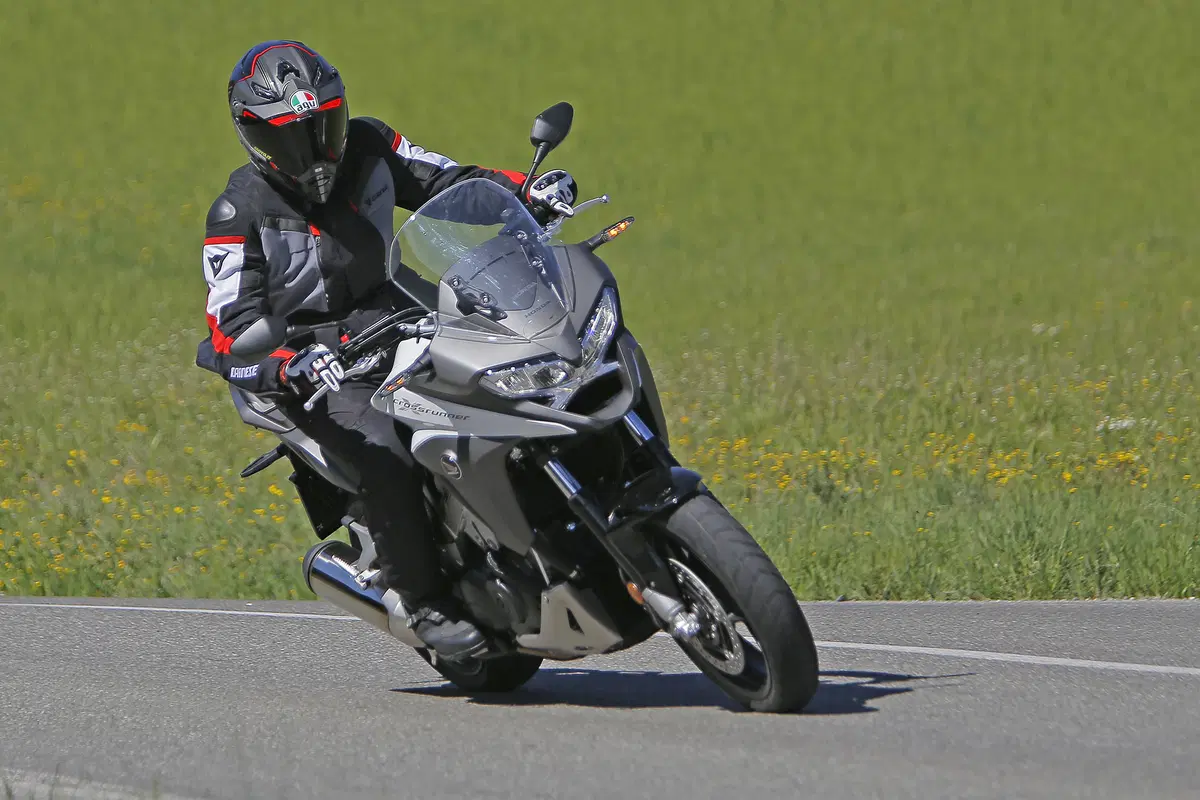 Honda Crossrunner vs Yamaha Tracer   (12)
