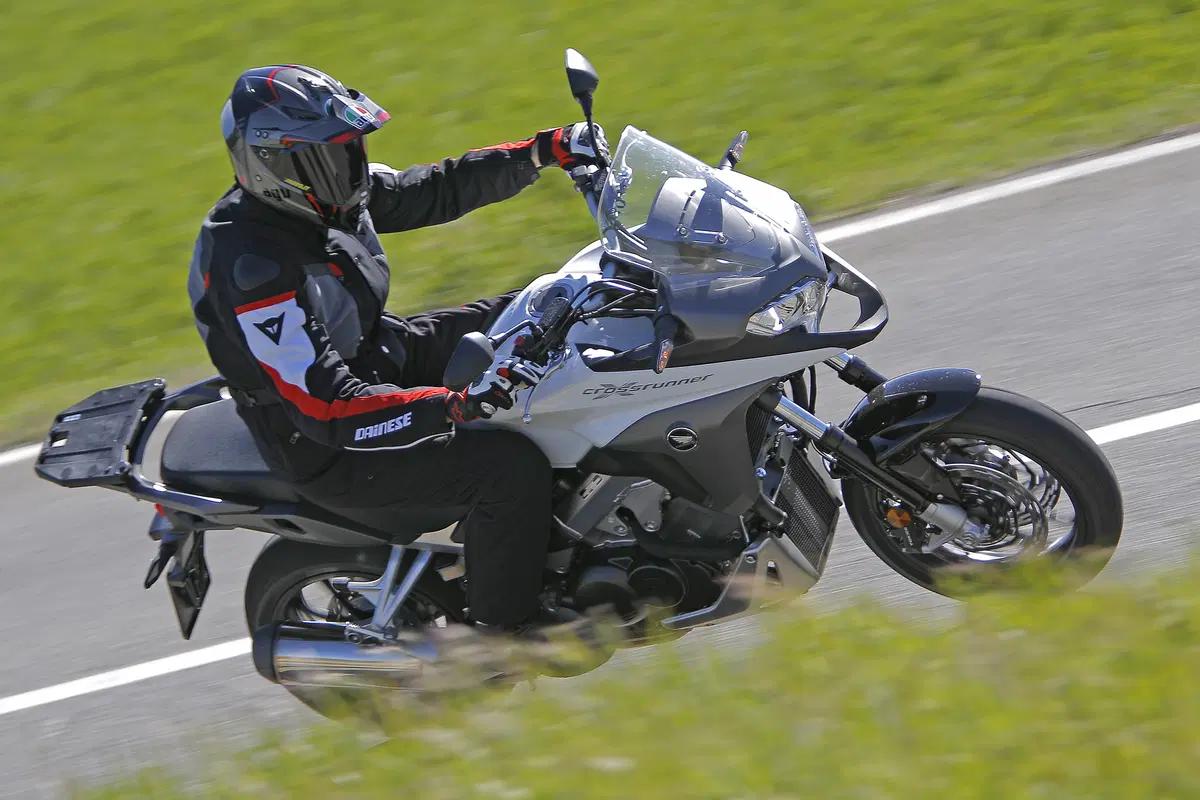 Honda Crossrunner vs Yamaha Tracer   (13)