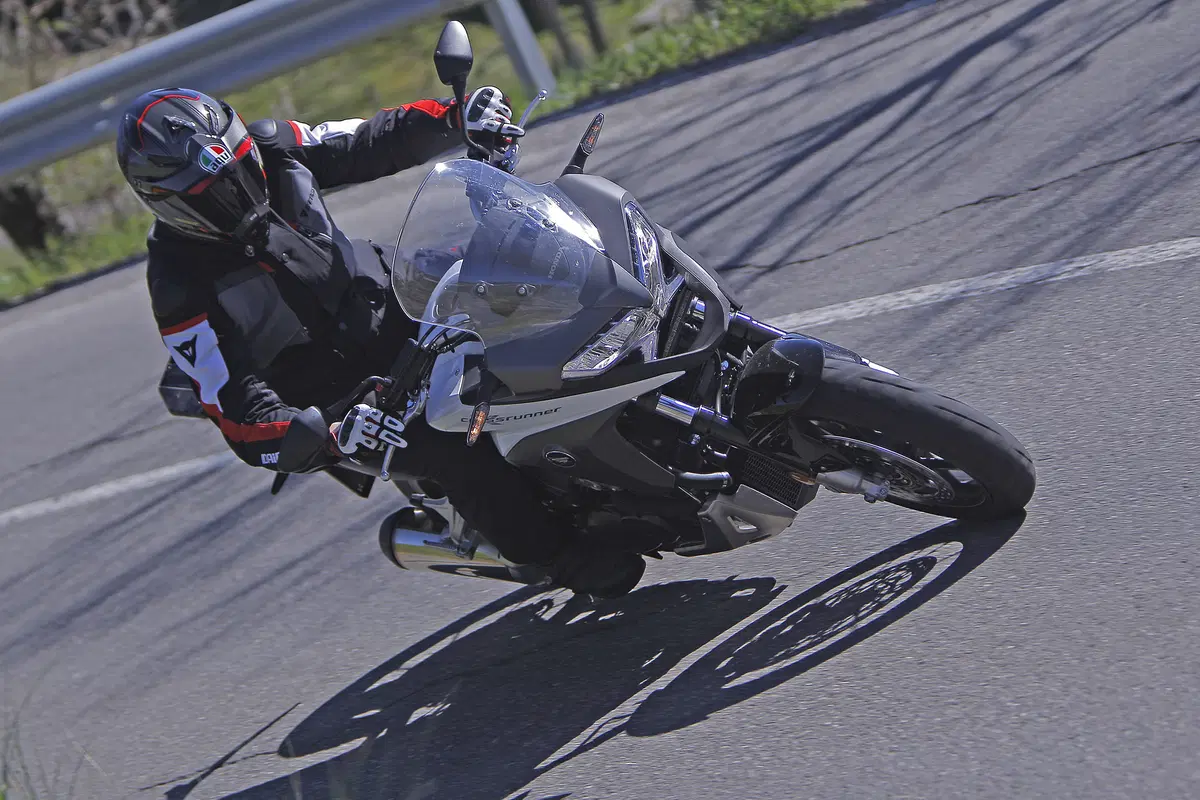 Honda Crossrunner vs Yamaha Tracer   (14)