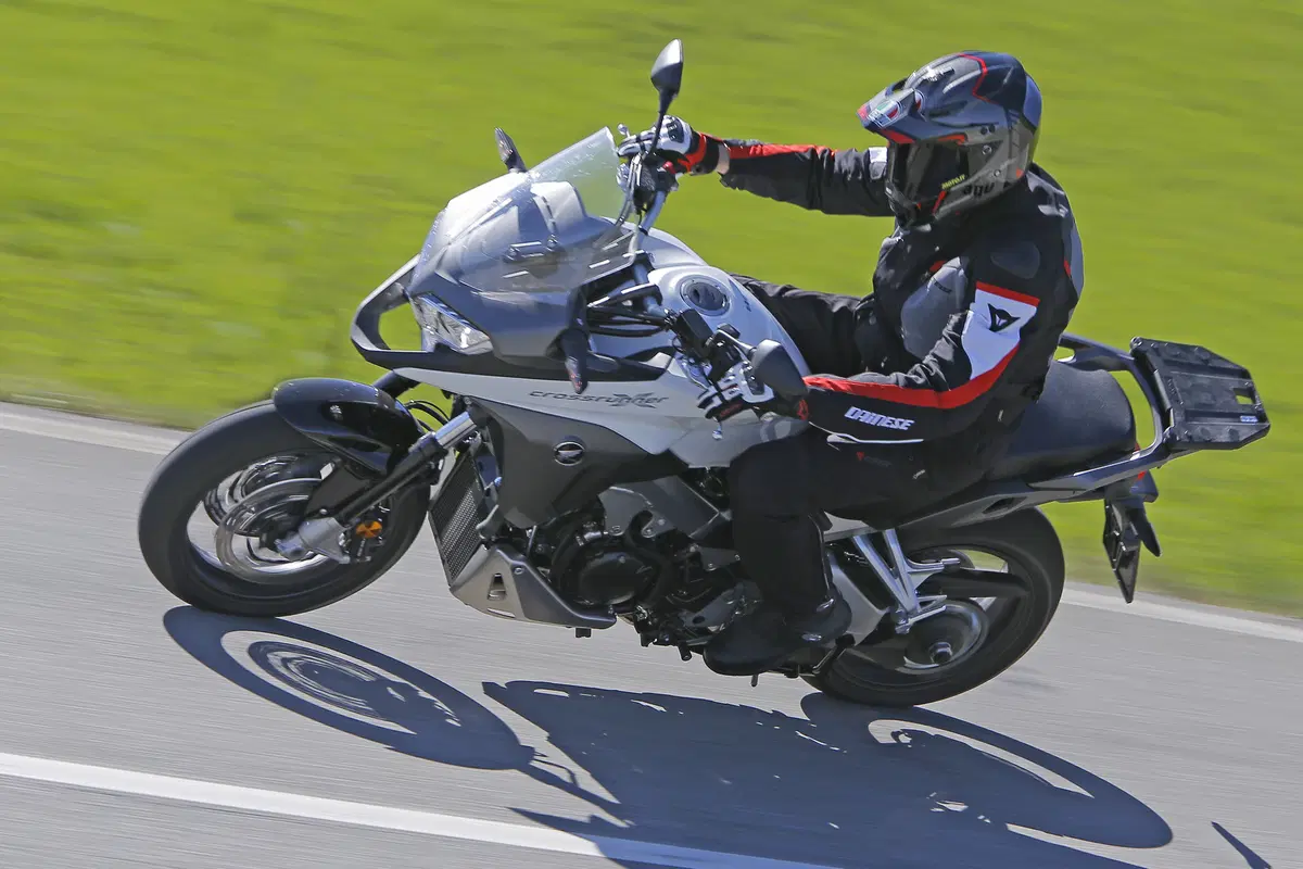 Honda Crossrunner vs Yamaha Tracer   (10)