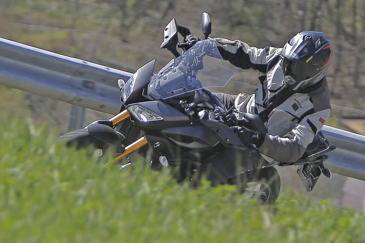 Honda Crossrunner vs Yamaha Tracer   (27)