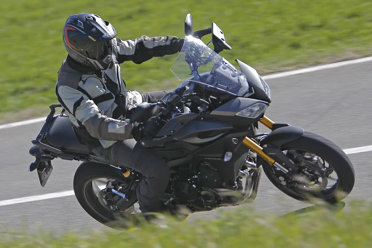 Honda Crossrunner vs Yamaha Tracer   (25)