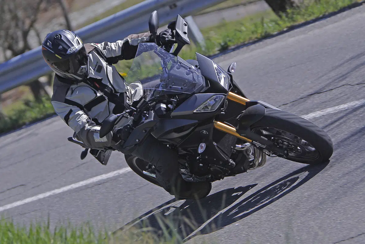 Honda Crossrunner vs Yamaha Tracer   (30)
