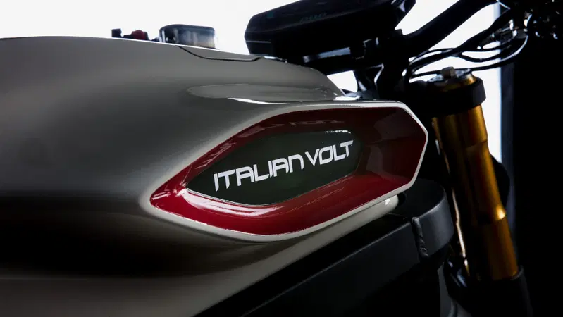 Italian Volt svela "Lacama", la moto elettrica sartoriale