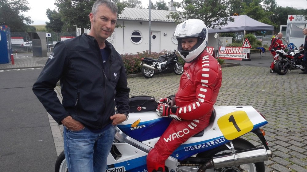 Frank Hoffmann con Helmut Dahne (su Honda RC30): due leggende del Ring su due ruote 