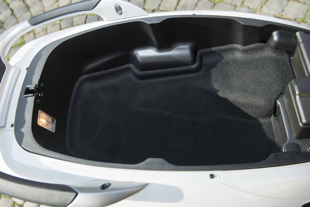Piaggio MP3 300 LT Sport con accessori invernali (10)