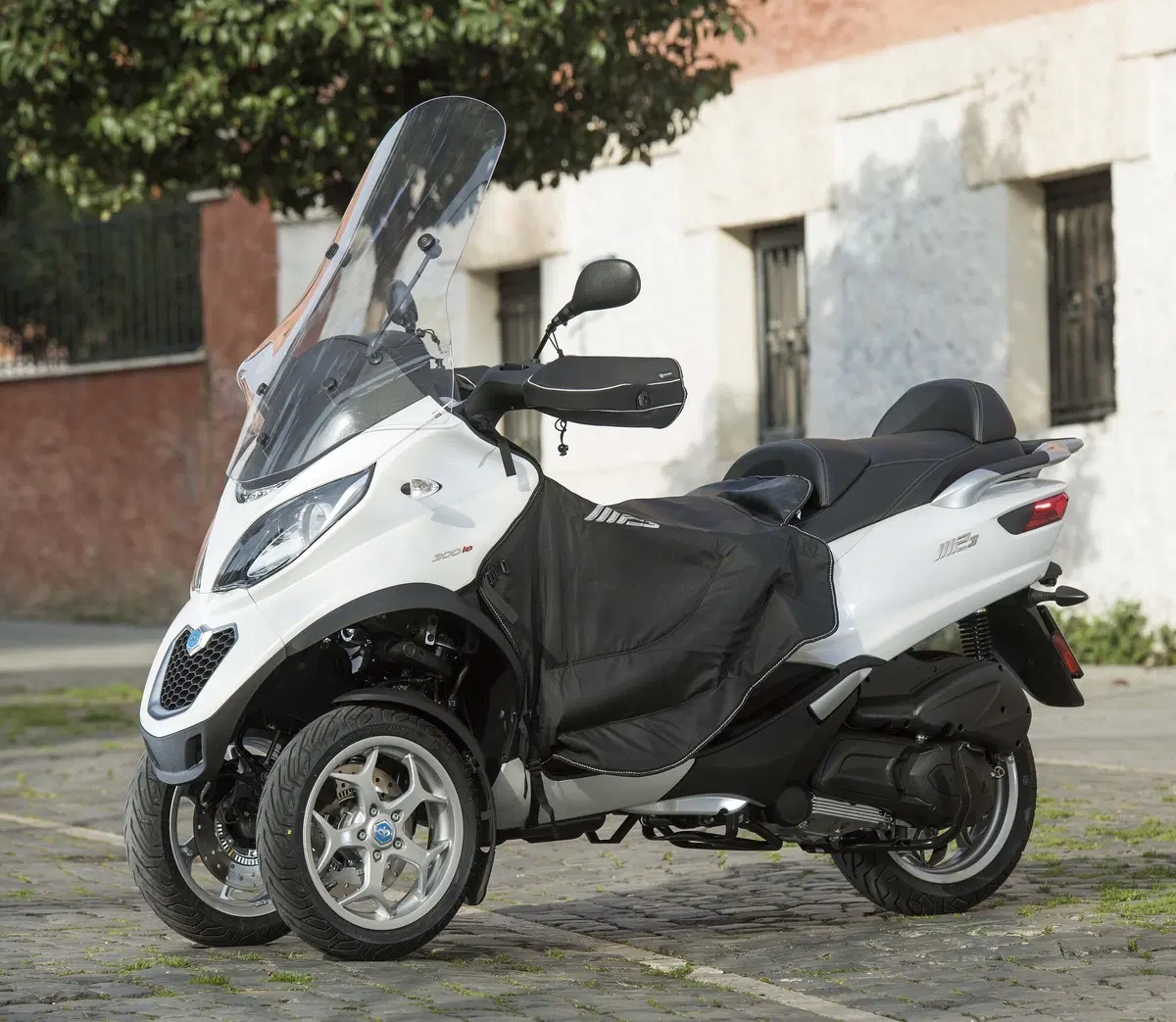 Piaggio MP3 300 LT Sport con accessori invernali (2)
