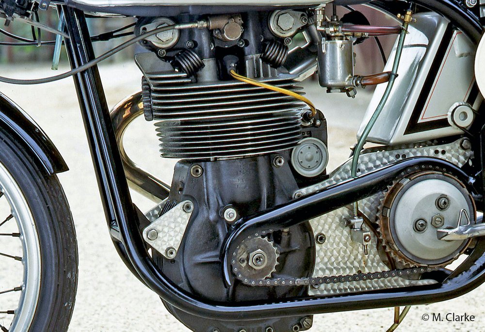 Nelle monocilindriche inglesi da corsa il cambio separato era collegato al motore da una trasmissione primaria a catena lavorante allo scoperto. La foto mostra quella di una splendida Norton 500