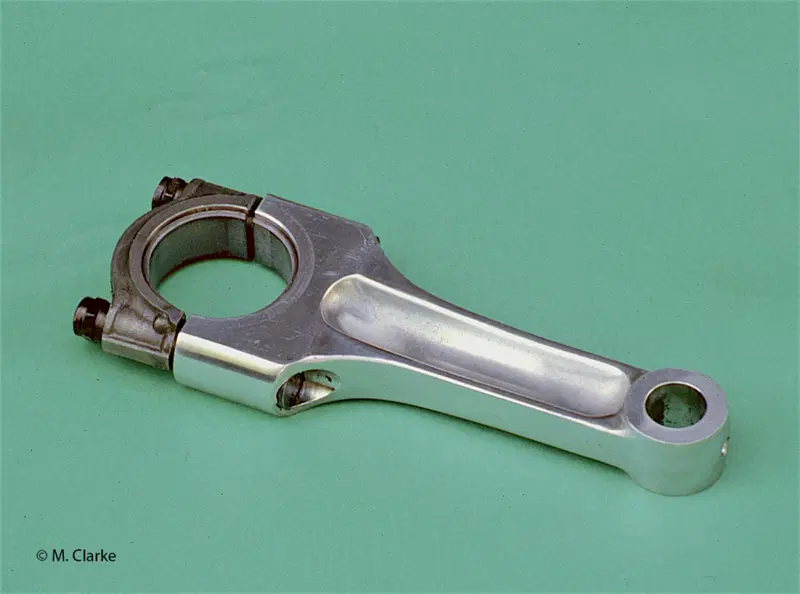 In passato le bielle forgiate in lega di alluminio hanno avuto una certa diffusione. Le impiegavano tipicamente i motori inglesi a due e a tre cilindri (questa &egrave; di un Triumph Trident). A suo tempo hanno avuto qualche rara utilizzazione anche in Germania e in Italia, ma da anni sono cadute nel dimenticatoio