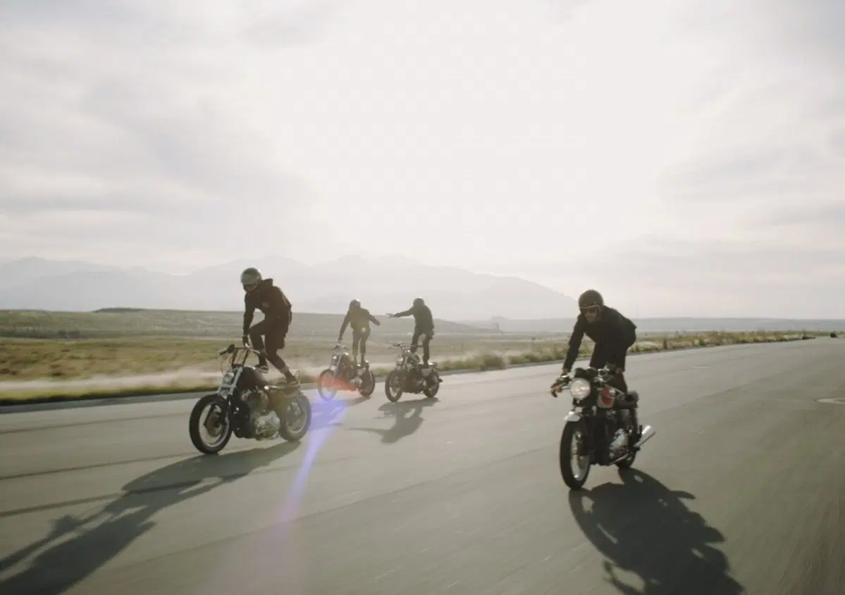 Il fighetto, il bike surfing e i pirla che lo fanno