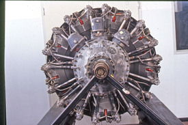 Vista frontale del motore Pratt & Whitney R-2800, dotato di 18 cilindri disposti su due “stelle”. La cilindrata è di 45,9 litri e la potenza dell’ordine di 2000 cavalli (variava a seconda delle versioni). Sono ben visibili i tubetti all’interno dei quali passano le aste della distribuzione