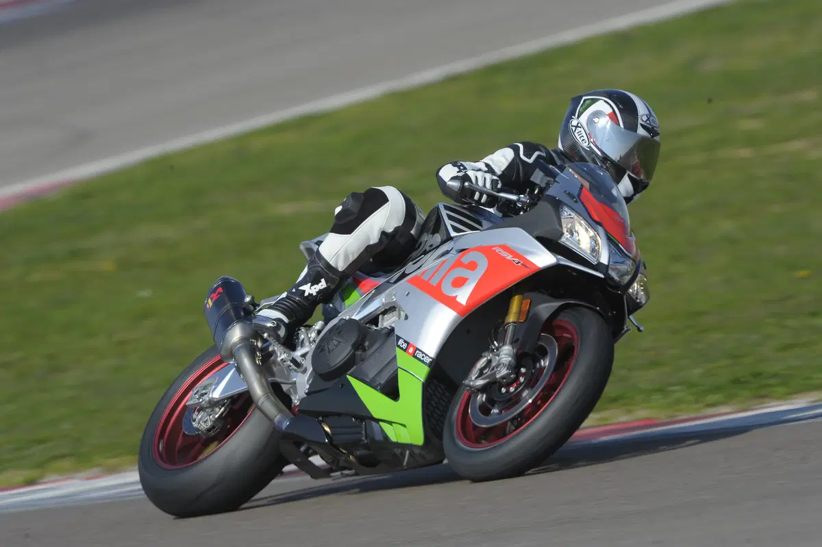 Aprilia RSV4 RF 2017 (2)