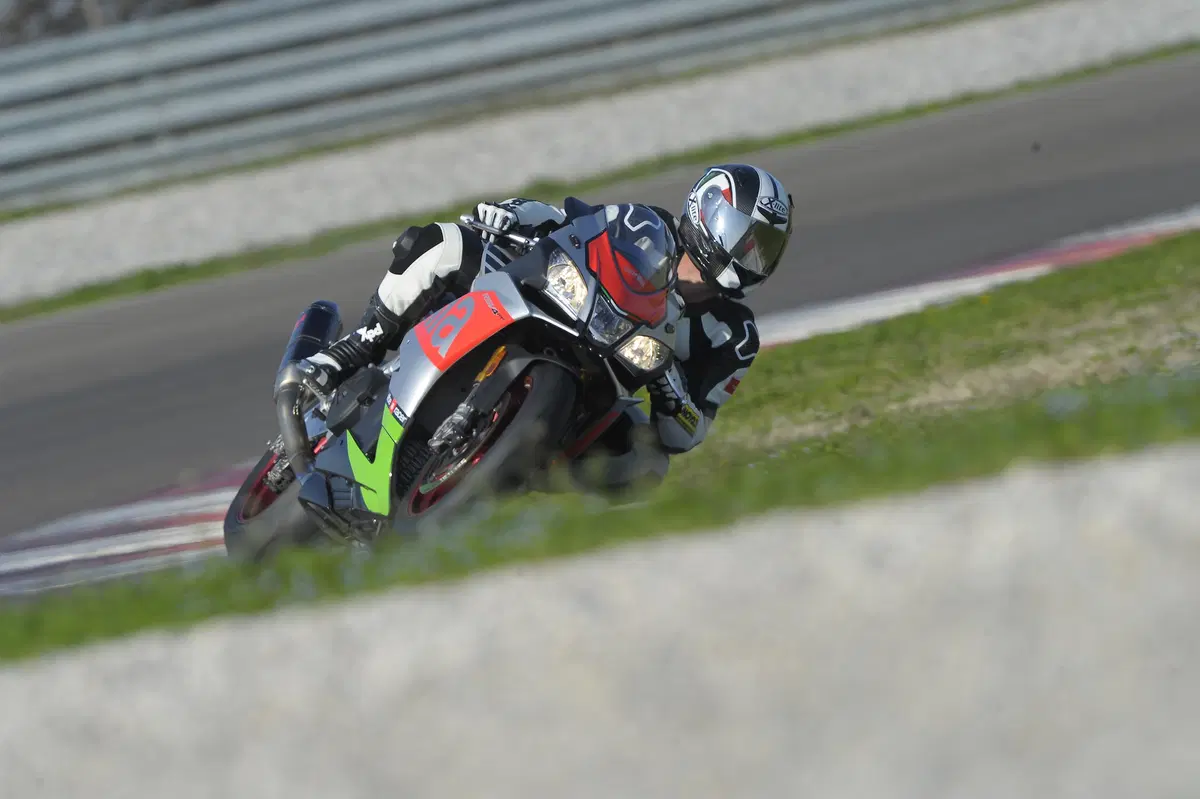 Aprilia RSV4 RF 2017 (3)