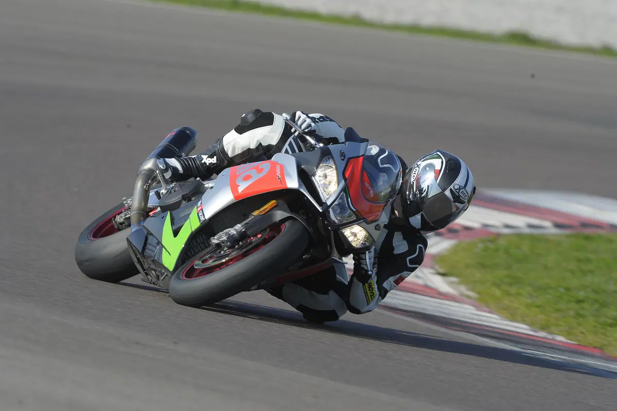 Aprilia RSV4 RF 2017 (4)