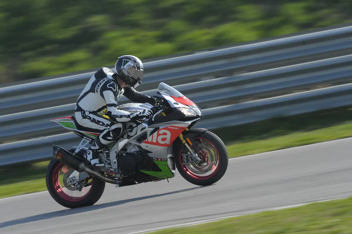 Aprilia RSV4 RF 2017 (11)