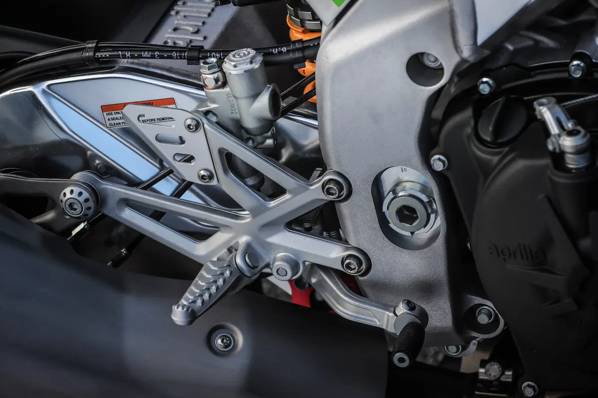 Aprilia RSV4 RF 2017 (13)