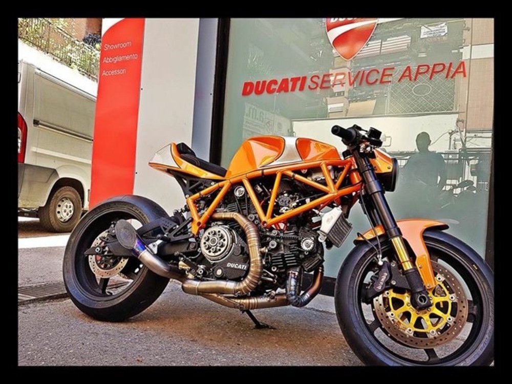 Una delle special allestite da Ducati Service Appia: per la Supersport arancione, revisione motore, cilindrata portata a 944, nuovo impianto elettrico, elettronica racing e modifica di alcune componenti meccaniche