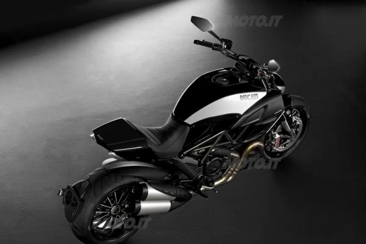 Ducati Diavel 1200 Diavel 1200 Cromo (2012) (2)