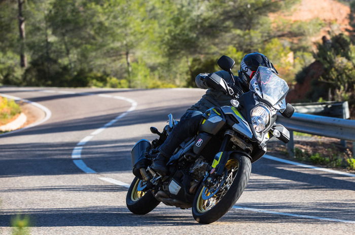 Di serie la V-Strom calza le Bridgestone Battle Wing che offrono tanta stabilità e un buon grip