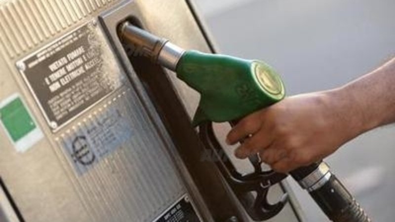 Carburanti: esodo estivo per la prima volta con prezzi in calo