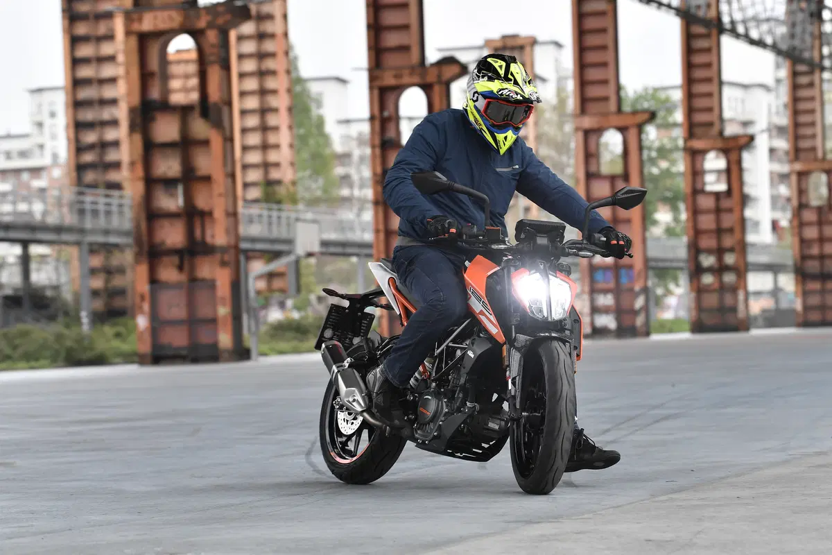 KTM 125 Duke 2017. Accende la passione (2)