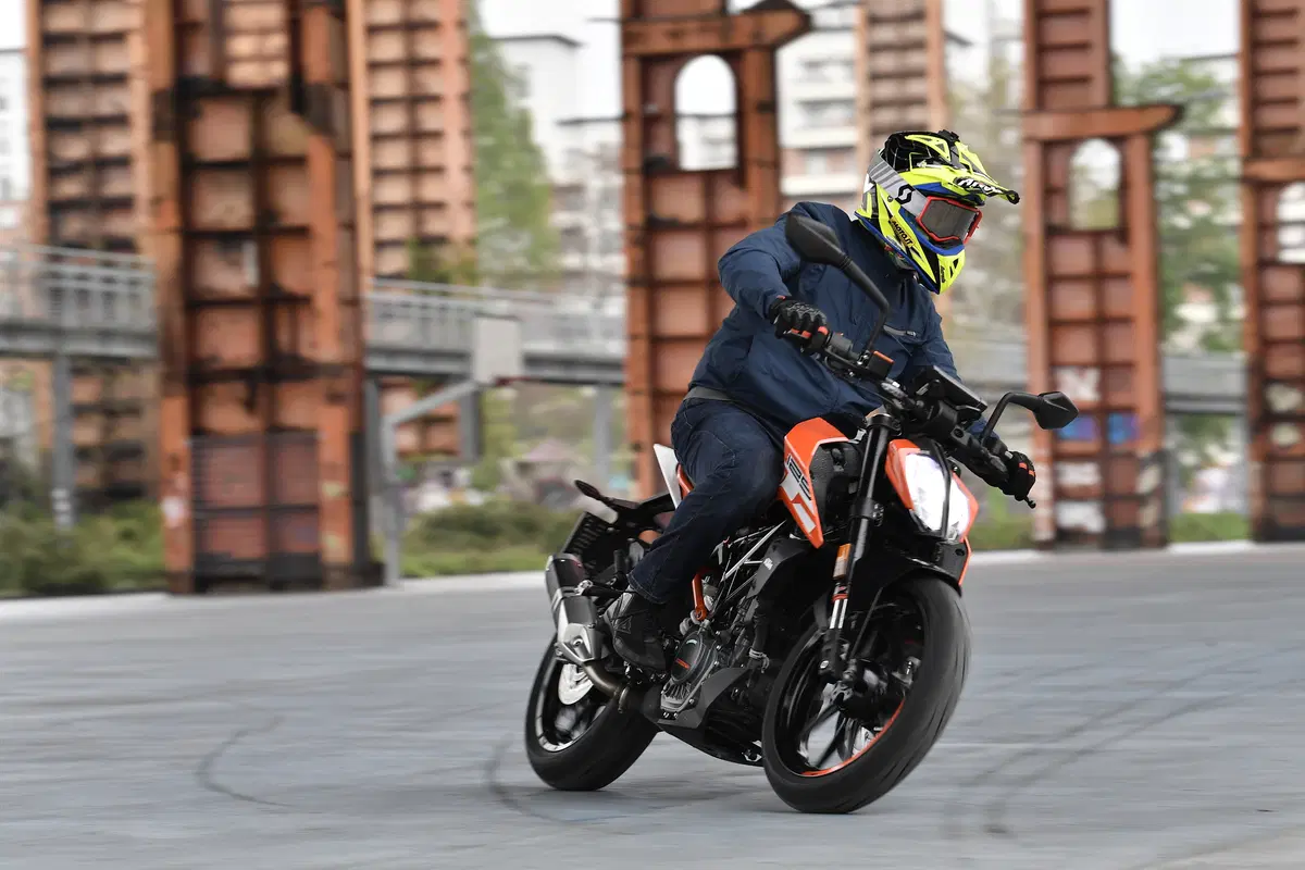 KTM 125 Duke 2017. Accende la passione (3)
