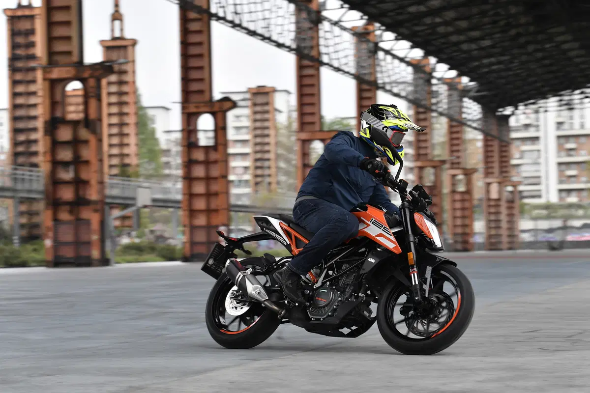 KTM 125 Duke 2017. Accende la passione (4)