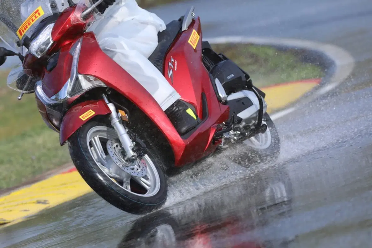 Pirelli Angel Scooter e Diablo Rosso Scooter (12)