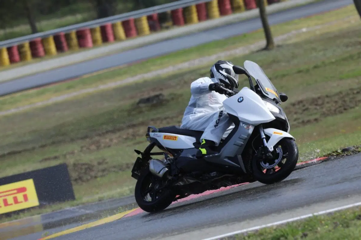 Pirelli Angel Scooter e Diablo Rosso Scooter (9)