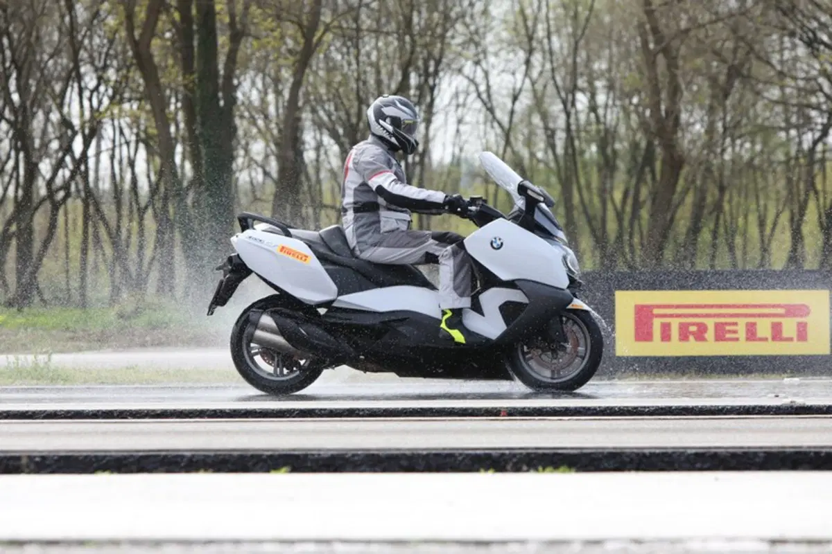 Pirelli Angel Scooter e Diablo Rosso Scooter (10)