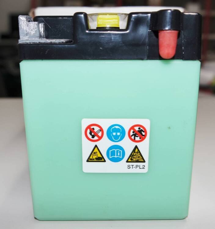 Batteria per RD350LC Yuasa (5)