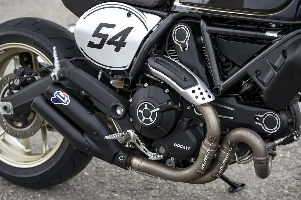 Ducati Scrambler Cafè Racer. Una classica, ma sportiva! (10)