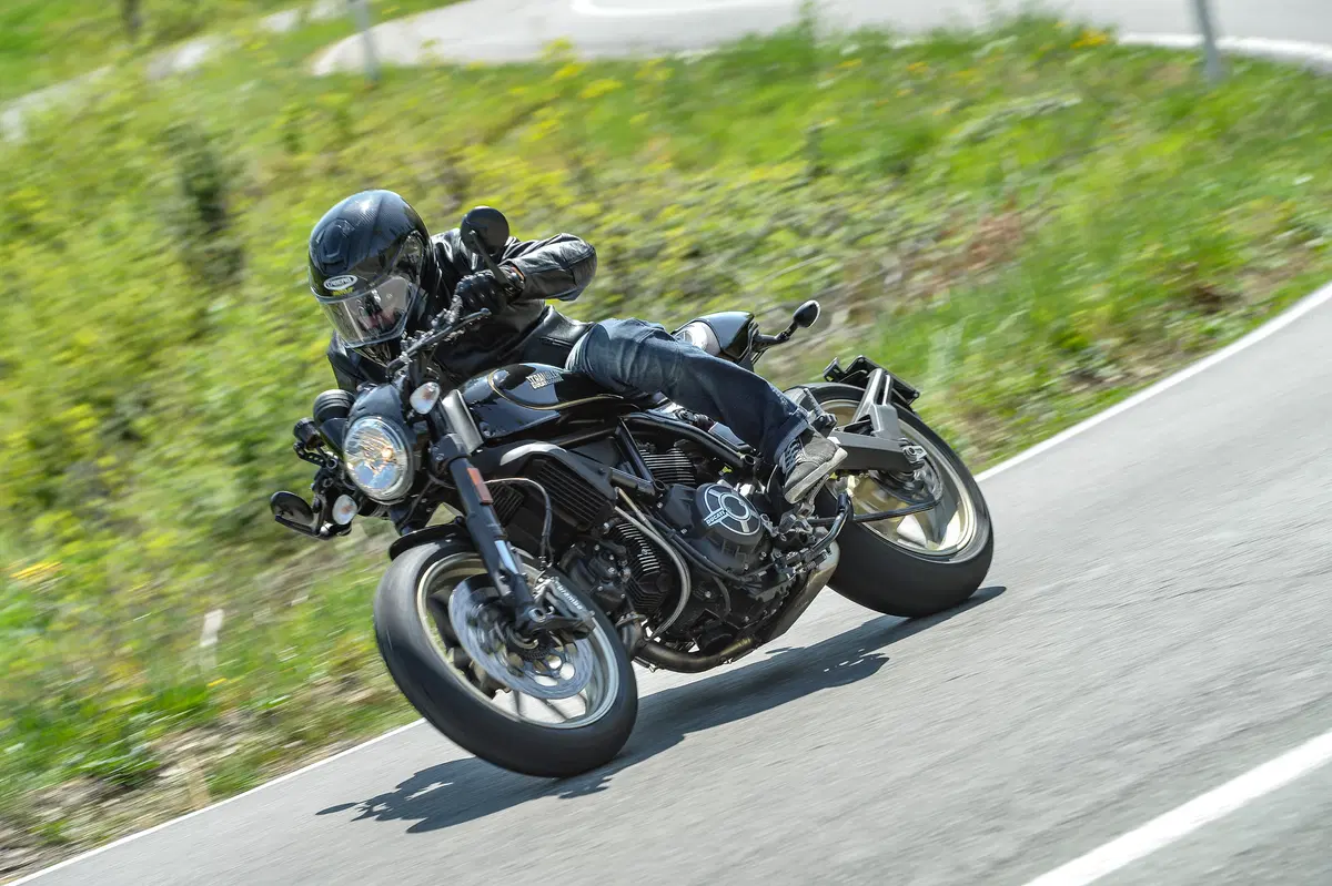 Ducati Scrambler Cafè Racer. Una classica, ma sportiva! (19)