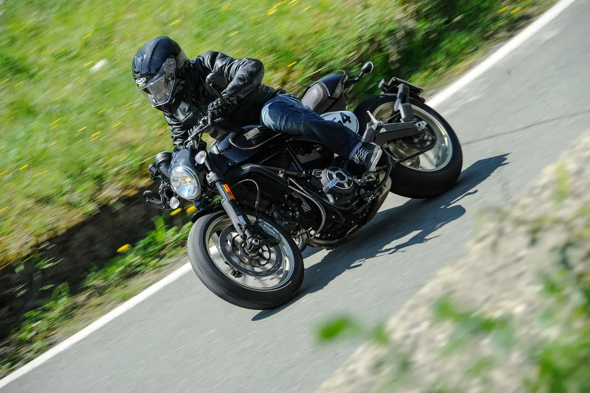 Ducati Scrambler Cafè Racer. Una classica, ma sportiva! (20)