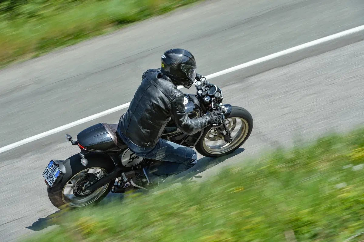 Ducati Scrambler Cafè Racer. Una classica, ma sportiva! (21)
