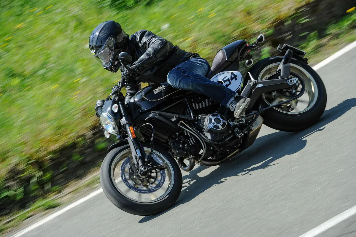 Ducati Scrambler Cafè Racer. Una classica, ma sportiva! (14)