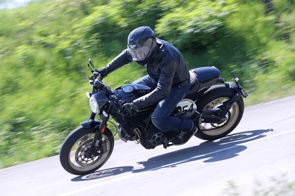 Ducati Scrambler Cafè Racer. Una classica, ma sportiva! (15)