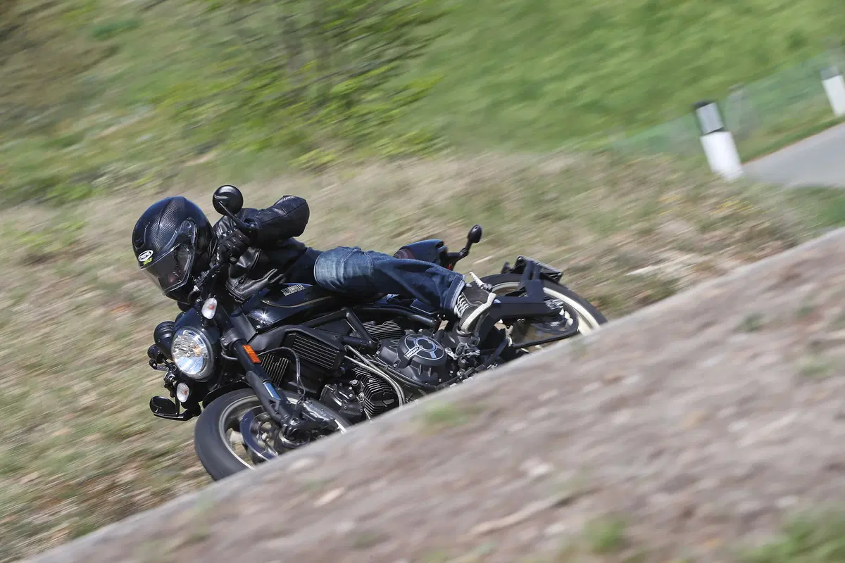 Ducati Scrambler Cafè Racer. Una classica, ma sportiva! (22)