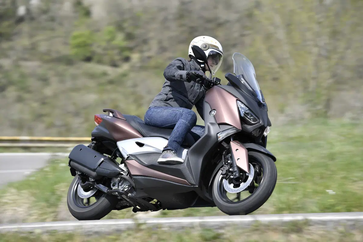 Yamaha XMAX 300 (2)