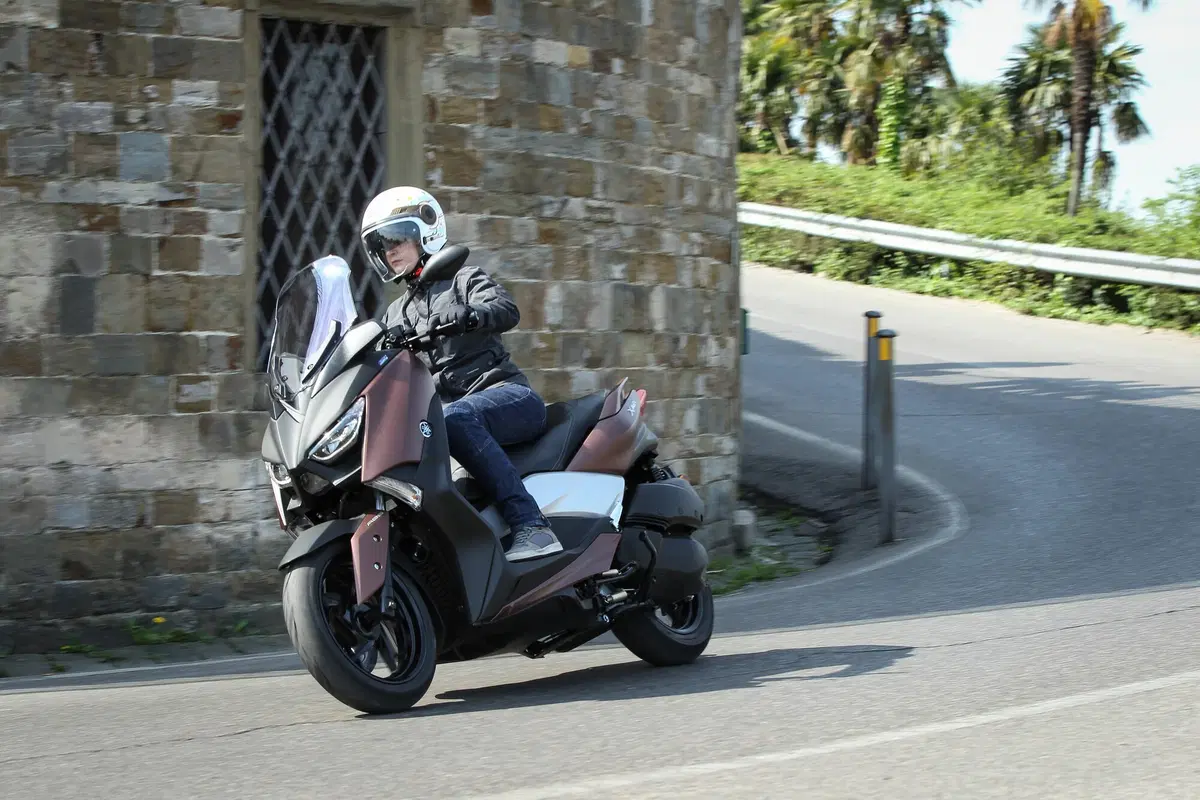 Yamaha XMAX 300 (13)