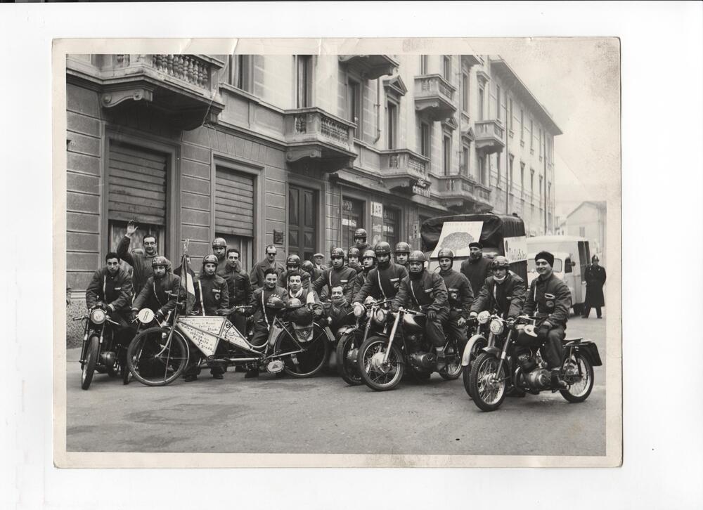 Foto di gruppo all’inizio degli anni Sessanta. Il primo a destra è Ginetto Clerici, con la sua Ducati 98 